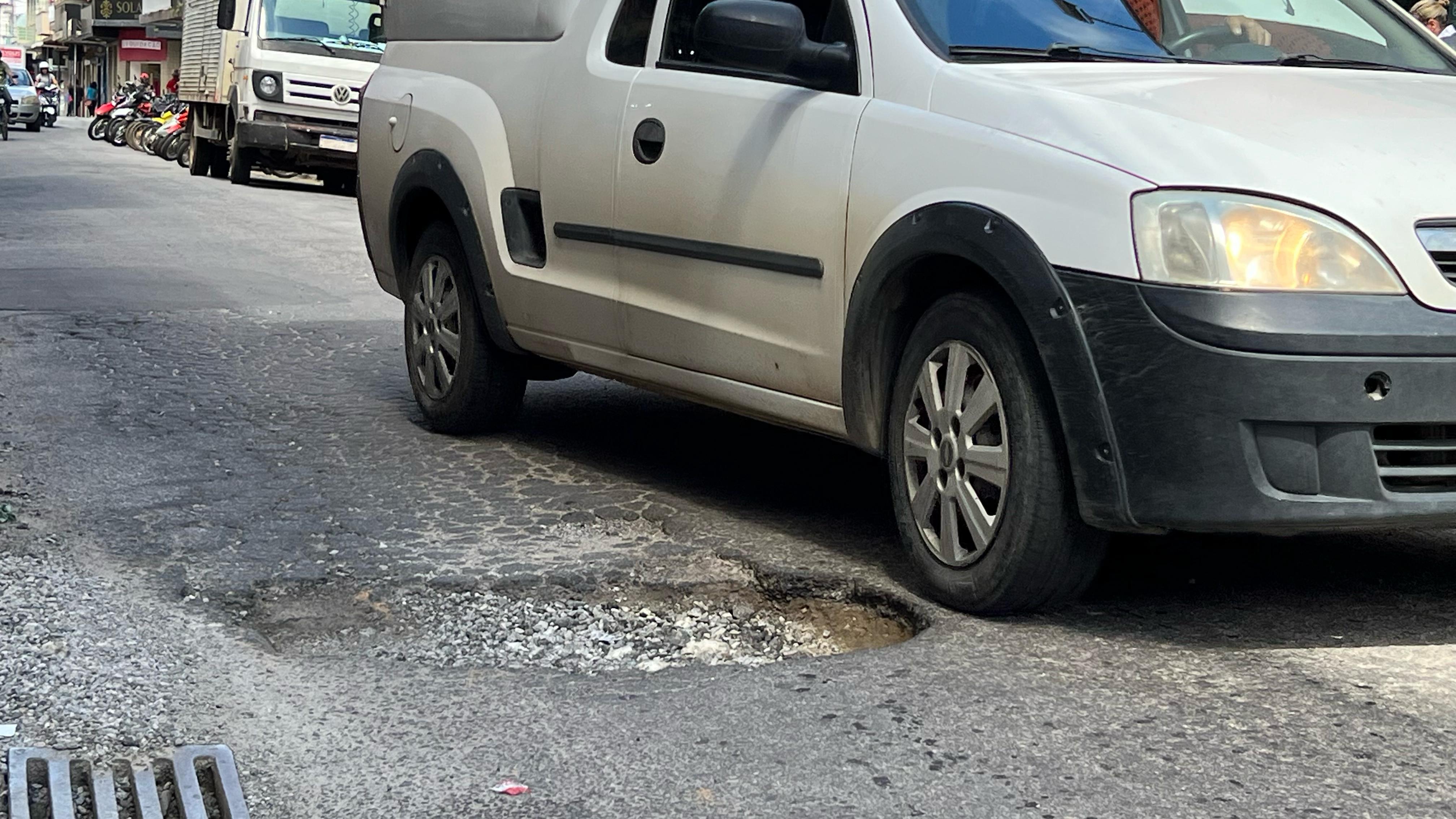 Buracos em ruas da região central de Santos Dumont causam transtornos para motoristas
